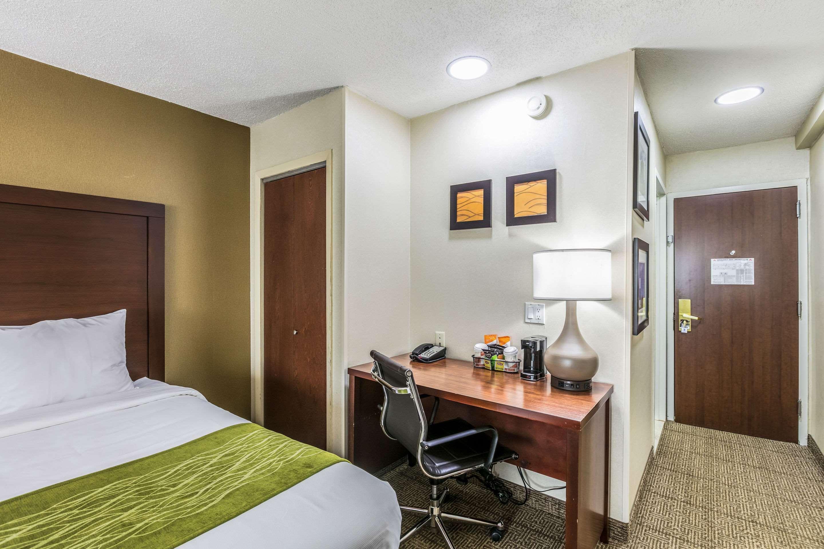 Comfort Inn Medford-Long Island Kültér fotó